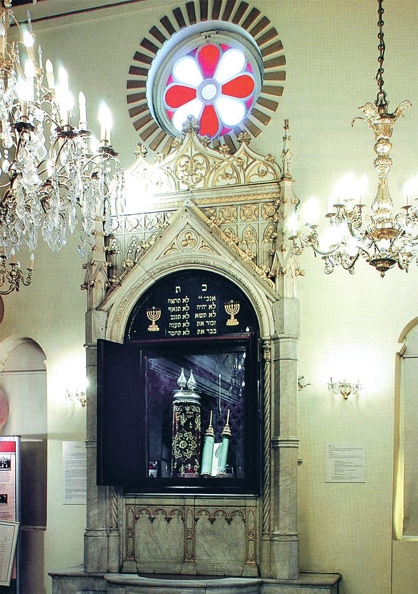 tu evin bir yahudi evi olduðunu gösterir. Bazan büro ve okullarýn giriþ kapýlarý arkasýna da konulan mezuzanýn Tevrat ýn Tesniye bölümünde geçen, Dinle ey Ýsrâil! Allahýmýz Rab bir olan Rab dir.