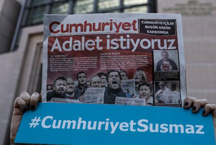 Cumhuriyet gazetesi İcra Kurulu Başkanı Akın Atalay ın 502 gündür tutuklu bulunduğu davada savcı esas hakkındaki mütalaasını sundu; gazetenin basın özgürlüğünün arkasına sığınarak illegal örgütlerin