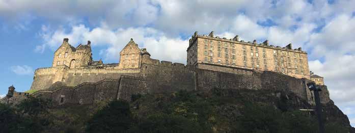 TEI POST Edinburgh Kalesi William Caddesi nin sonunda ise Oscar Wilde ve Eduard Wilde ın heykelleri ile fotoğraf çektirebilirsiniz.