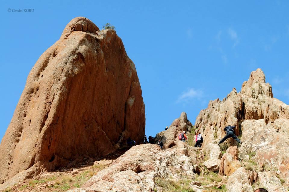 yakın olan hogbek (hogback) tipi sırt bakiyeleri (Fotoğraf Cevdet Koru arşivinden