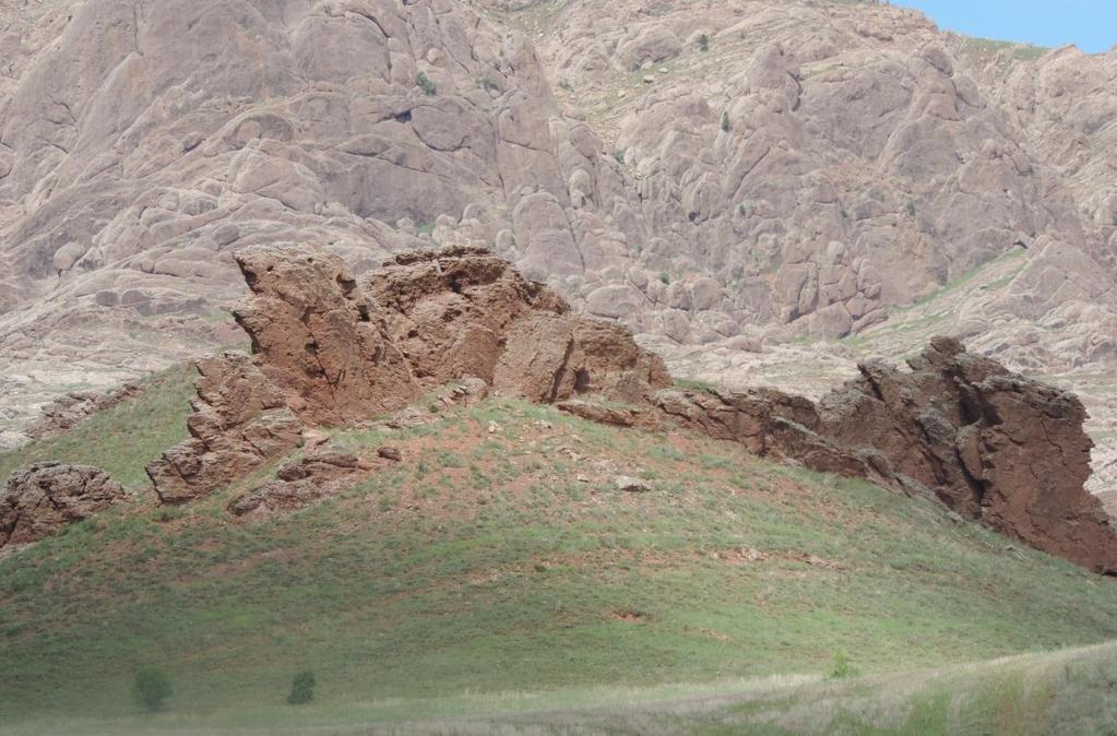 alınmıştır). 23 Fotoğraf 7: Kızılcakışla Köyünün 1 km. kuzeyindeki hogbek yapısının yakın plan görünümü.