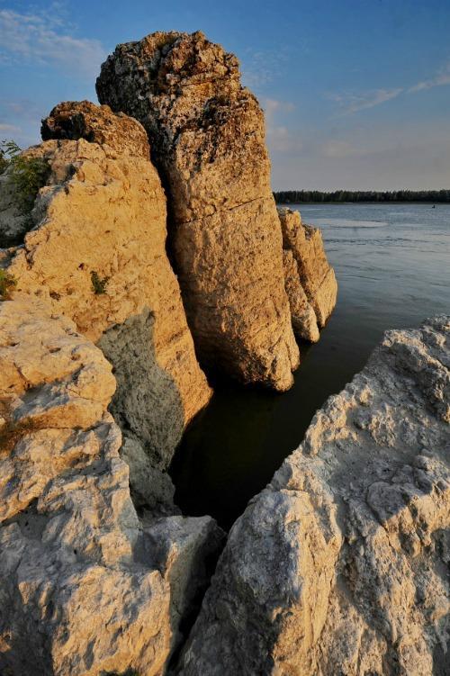 Canaralele de la Hîrşova este o arie de protecţie specială avifaunistică - SPA (sit Natura 2000).