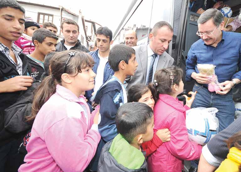 Ekim 2013 Başkan Gökçek: Çocuklara Hediye Dağıtma Geleneğini 25 Yıldır Hiç Aksatmadan Sürdürüyoruz Kurban Bayramı öncesinde başladığı Ankara turuna Bayramın ilk günü hariç her gün çıkan Başkan