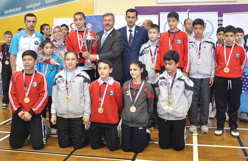 Ekim 2013 Yine Zafer Ankara nın Türkiye Badminton Minikler Şampiyonasında EGO Spor Kulübü Birinci Oldu 5-7 Ekim 2013 tarihlerinde Manisa da yapılan Minikler Kulüpler Türkiye Badminton Şampiyonasında