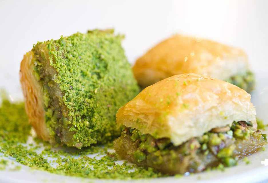 Gastronomia Il Baklava di Gaziantep di solito viene consumato con il tè come dessert dopo i pasti e servito leggermente