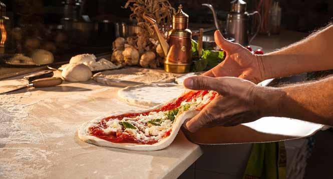 PIZZA NAPOLETANA STG La Pizza Napoletana STG è un prodotto da forno di forma tondeggiante con bordo (cornicione) rialzato e parte centrale farcita.