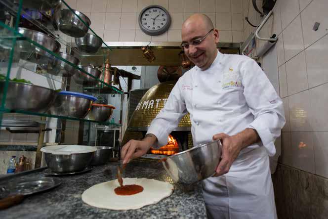 SALVATORE DI MATTEO, GELENEKSEL NAPOLİ PİZZACISI @PieroCastellano Gazeteci ve foto muhabiri Piero Castellano bizim için Napoli nin tarihi pizzacılarından birini, halen aile adını taşıyan Di Matteo yu