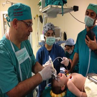 yabancı cisim çıkarılır (Resim 23). Bronkoskopi deneyimli çocuk cerrahı veya çocuk göğüs hastalıkları uzmanı tarafından deneyimli anestezi uzmanı eşliğinde yapılmalıdır.