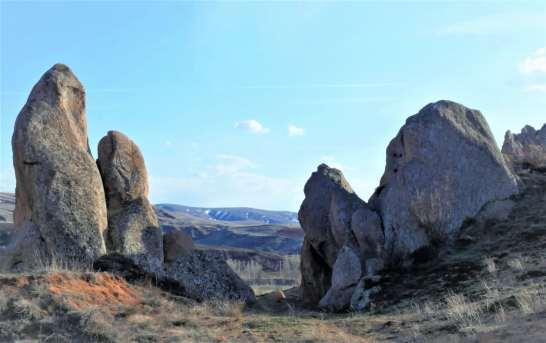 Sivas İlinde Bir Jeosit Alanı: Eğribucak Kayalıkları Yukarı Kızılırmak Kültür ve Doğa Yolu ve Yukarı Kızılırmak Jeoparkı sınırları içerisinde yer alan saha dikkat çeken ve önem arz eden yürüyüş