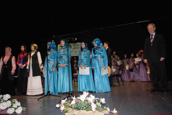 REPORTAZH Pas këndimit të mevludit ishte radha qe kori i nxënëseve të udhëhequra nga prof..abas Jahja të dilte në skenë dhe të interpretonte ilahitë e përgatitura.