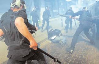 Taksim baﬂta olmak üzere, Okmeydan, Gülsuyu, 1 May s ve Gazi Mahallelerinde kurulan barikatlar n ard nda çat