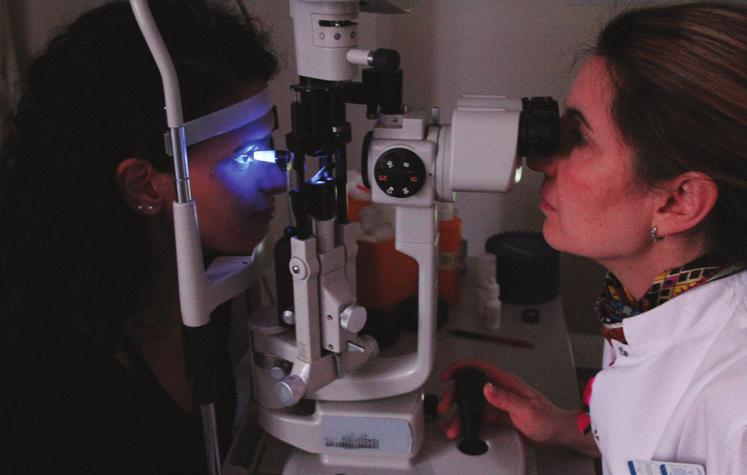 Resim 4: Göz tansiyonu ölçümü Optik sinir başı (disk) muayenesi Optik sinir başı (optik disk=papilla) muayenesi glokomun tanı ve takibinde en önemli