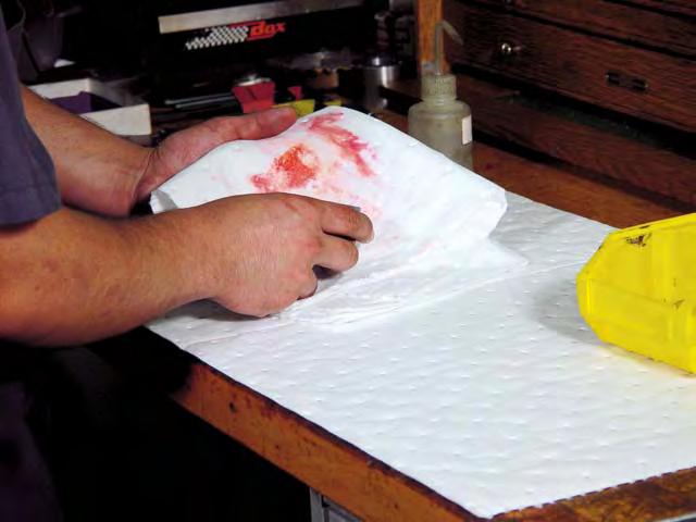 Yumuşak ve katlanabilir sorbent kullanımı kolaylaştırır. Gözenekli pedler atıkları azaltmak amacıyla küçük miktardaki döküntüler için gereken her şekilde kullanabilirsiniz.