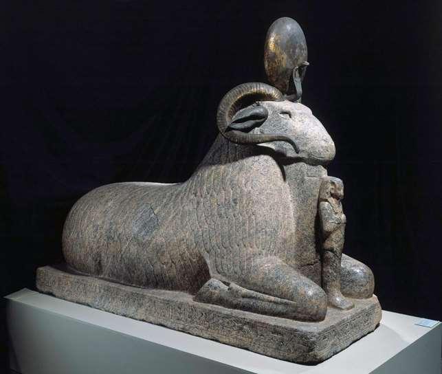 Koç Biçiminde Tanrı Amun III Amenophis Heykeli Tutarken, y.