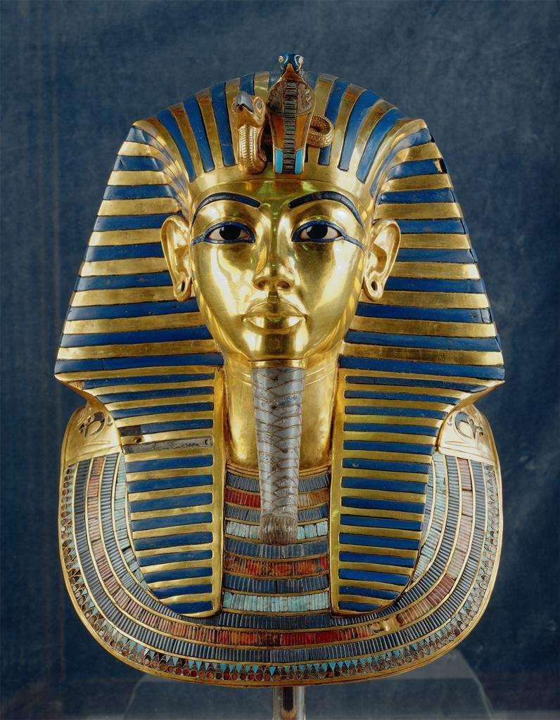 Tutankhamon un mezar maskı, y.