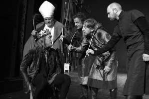 SUROVI SVET REALNOSTI Pozori{ne novosti iz Makedonije 11 Nova predstava Albanskog teatra je Jastu~ko, drama jednog od najpoznatijih savremenih irskih pisaca Martina Makdone.