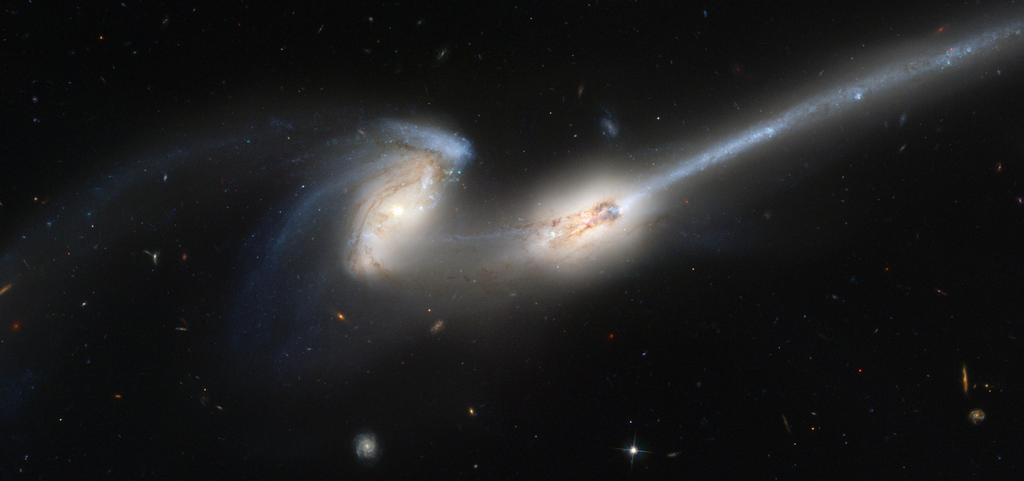 ekil 4. NGC 4676 çarpıan gökada çiftinin Hubble ile alınmı görüntüsü. Gökadalar da sık olan bu çarpımalar merkezlerindeki kara delikleri etkin hale getirebiliyor.