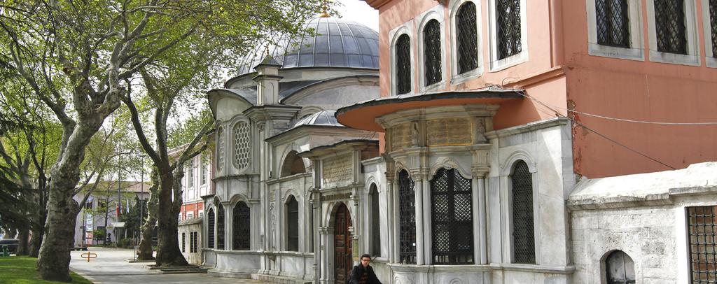 Eyüp Sultan Gezi Rehberi 16 MİHRİŞAH SULTAN TÜRBESİ Osmanlı Barok Sanatının Nefis Bir Örneği. Sultan 3. Mustafa nın eşi Mihrişah Sultan a ait türbedir. Osmanlı baroğu ile süslü cepheleri göz doldurur.