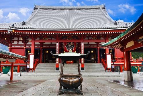 almıştır. Tokyo şehir turumuza Meiji Shrine Tapınağı ile başlıyoruz. 1920 yılında Şinto Tapınağı olarak inşa edilen bu yapı Imparator Meiji ve eşinin ruhlarına adanmıştır.
