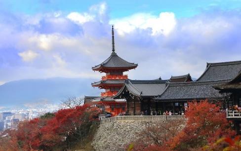 Gerçekleştireceğimiz Kyoto şehir turunda ilk ziyaret noktamız Fushimi Inari olacaktır.