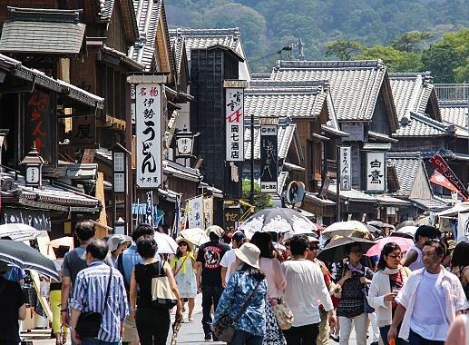 Japonya nın ilk başkenti olan Nara ya varışımız ile birlikte Japonya nın en önemli ve ünlü Budist tapınaklarından biri olan Todaiji Tapınağı nı ziyaret ediyoruz.