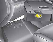Aracınızın özellikleri KAPUT Kaputun aç lmas 1. Kaputu açmak için açma kolunu çekiniz. Motor kaputu birden hafifçe aç l r.