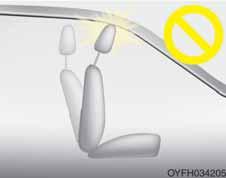 Aracınızın güvenlik özellikleri OYFH034205 DİKKAT Koltuk sırtlığını, koltuk başlığı ve koltuk minderi kaldırılmış olarak öne doğru yatırırsanız, koltuk