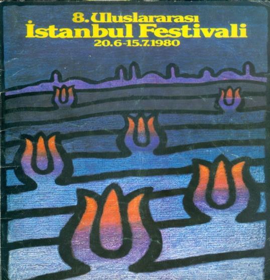 Mozaik tekniğini kullanan sanatçı maviliklerin ortasında bıraktığı boşluğu festivalin adı ve tarihiyle tamamlamıştır. Sağ alt köşede de İstanbul'un simgesi olan bir lale figürü yer almaktadır.