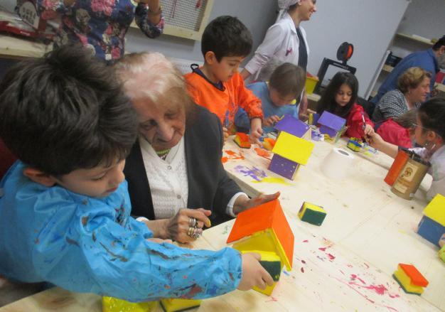 Bu aşamada kalemi 45 derece eğik açıyla nasıl tutacağımızı ve klavuz çizgileri kullanarak nasıl düzenli yazı yazacağımızı öğrendik.