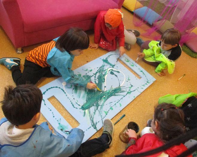 Oyun ve Hareket Saatinde; Bu hafta oyun ve hareket dersimizde küçük büyük kas gruplarını kullanma, dikkat çalışmaları ve kurallara uyma ile ilgili oyunlar oynadık.