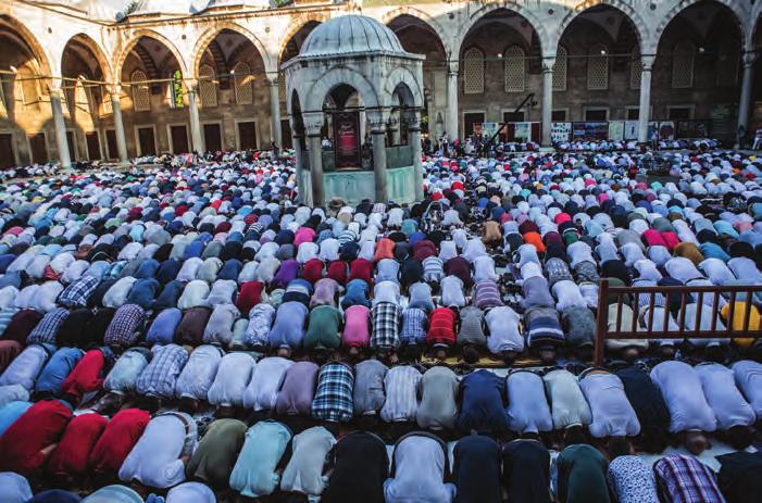 İnanan ve aklını kullanan bir insan bu gerçeği görmezden gelemez. Hayatını buna göre düzenler. Yaptığı her şeyin Allah tarafından... görüldüğünü bildiğinden... davranışlarına dikkat eder.