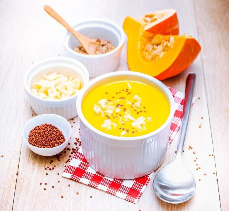 Balkabağı, Havuç ve Cheddar Peynirli Çorba --- Soup «Çorba» Programı --- 6 Kişilik Hazırlama süresi: 15 dk Pişirme süresi: 30 dk 1 balkabağı, 700 g kadar 5 havuç Bir kuru soğanın yarısı 600 ml su 1