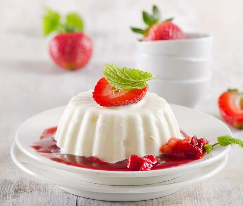 Yoğurtlu Panna Cotta ve Çilekli Fesleğen Sos --- Sıcak Sos «Hot Sauce» ve Tatlı Sos «Coulis» Programı -- 4 Kişilik Hazırlama süresi: 3 dk Pişirme süresi: 16 dk 300 g krema 200 g süt 100 g şeker 2