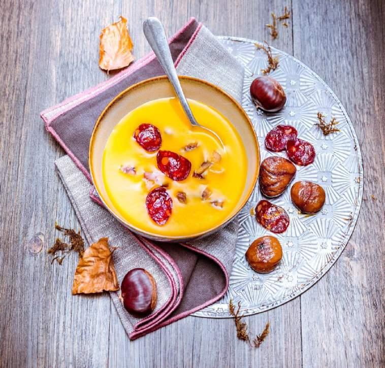 Çıtır Sucuklu, Kestaneli Balkabağı Çorbası --- Soup «Çorba» Programı --- 6 Kişilik Hazırlama süresi: 10dk Pişirme süresi: 30 dk 500 g balkabağı 1 patates 1 arpacık soğanı 1 kereviz sapı 600 ml su 1