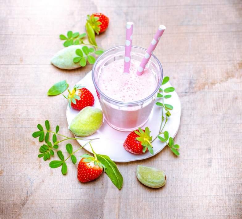 Tatlı Çilekli Milkshake --- Milkshake Programı --- 4 Kişilik Hazırlama süresi: 10 dk 400 ml badem sütü 2 kaşık vanilyalı dondurma 200 g çilek 1 muz Badem sütünün yarısını buz kalıbına dökün ve 3 saat