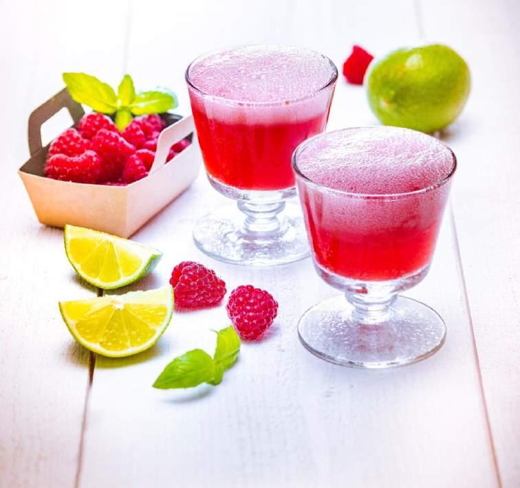 Ahududulu Limonata Kokteyli --- Buz Kırma «Ice Crush» Programı --- 6 Kişilik Hazırlama süresi: 5 dk 200 g ahududu 2 fesleğen yaprağı 1 yeşil limon (lime) 8 buz küpü 3 yemek kaşığı şeker 700 ml