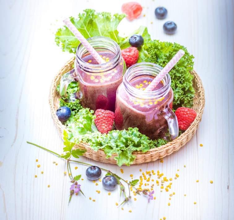 Yabanmersini, Ahududu, Muz ve Lahanalı Smoothie --- Smoothie «Green Smoothie» Programı --- 4 Kişilik Hazırlama süresi: 10 dk 2 kıvırcık lahana yaprağı 1 muz 100 g yabanmersini 125 g ahududu 1 yemek