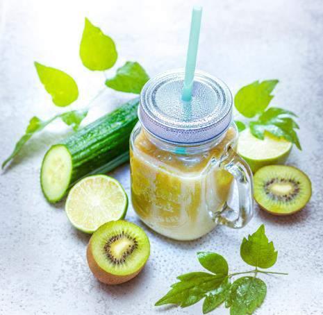 Salatalık, Kivi, Elma ve Yeşil Limonlu Smoothie --- Smoothie «Green Smoothie» Programı --- 4 Kişilik Hazırlama süresi: 10 dk 1 salatalık 3 kivi 2 yeşil limon (lime) 300 ml elma suyu 1 cm kök zencefil