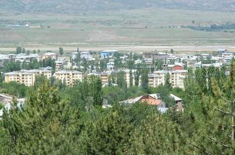 Nameyê Mehla, Dew û Mezrayanê Dara Hênî Dara Hênî (Genç) qezaya Çewlîgî ya. Hetê başûrê rojhelatî de Çewlîg ra 20 km dûrî ya.