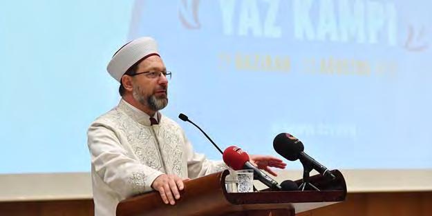 Diyanet İşleri Başkanı Erbaş: Hakkın batıla galip gelmesi için mücadele edeceğiz Türkiye Diyanet Vakfının düzenlediği İlahiyat Akademi Yaz Kampı nın kapanış programına katılan Diyanet İşleri Başkanı