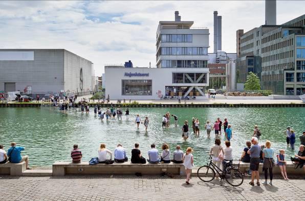 alışılmamış alanlar oluşturmaktadır (Url 23). Ayşe Erkmen in Münster limanındaki su köprüsü, heykel, performans sanatı, Arazi Sanatı ve resim sanatının tek bir örgüsü olarak kabul edilebilir (Url 24).