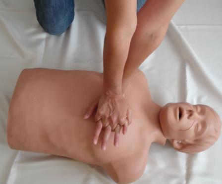 8: Göğüs basısı uygulama Dirsekleri bükmeden, omuzlar düz şekilde ve hasta veya yaralının üzerine tam dik olacak şekilde pozisyon alınır. Omuz ve bel kaslarından kuvvet alınmalıdır.