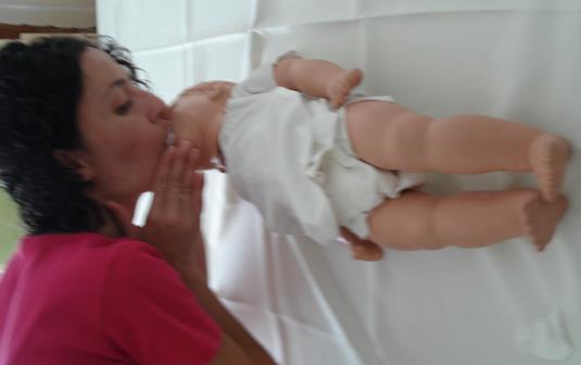 Bebeğin baş çene pozisyonu korunarak ağzı ve burnu açılır, hava çıkışı sırasında göğüs kafesinin eski konumuna dönüşü gözlemlenir. Resim 3.
