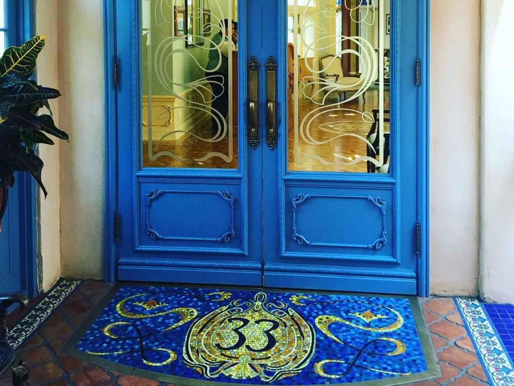 Club 33 Elbette, böyle seçkin kulüpler, her yoldan geçeni bünyesine dahil etmiyor. Disney'in bile yeni üyelikler için 14 yıllık bekleme listesiyle Club 33 adlı gizli bir kulübü var.