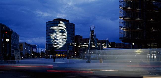 Şekil 4.25 : Spots, Berlin, 2005, http://www.panoramix.ru/images/blog/berlin-potsdamer-platz-spots.