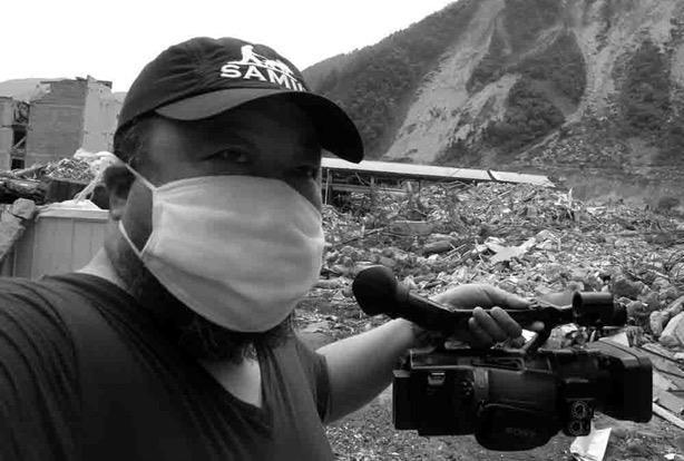 Ai Weiwei documenting the desolate landscape after the Sichuan Earthquake. Ai Weiwei, via minhuzhongguo.