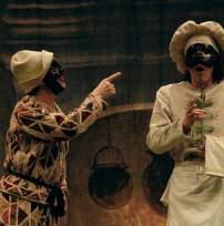 Yönetmen, bu performansta Goldoni nin commedia dell arte tiplemelerinin ve maskelerinin ötesine geçerek özgün karakterler yarattığı Komik Tiyatro adlı oyununu izleyicilere sunuyor.
