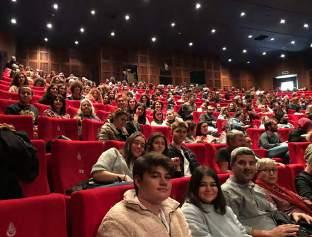 Türk Dili ve Edebiyatı öğretmenlerinin, tiyatroyu öğrencilere sevdirmek amacıyla düzenlediği etkinlikte oyuncu kadrosunun bir yıldızlar geçidi olması öğrencilerimizi ayrıca mutlu etti.