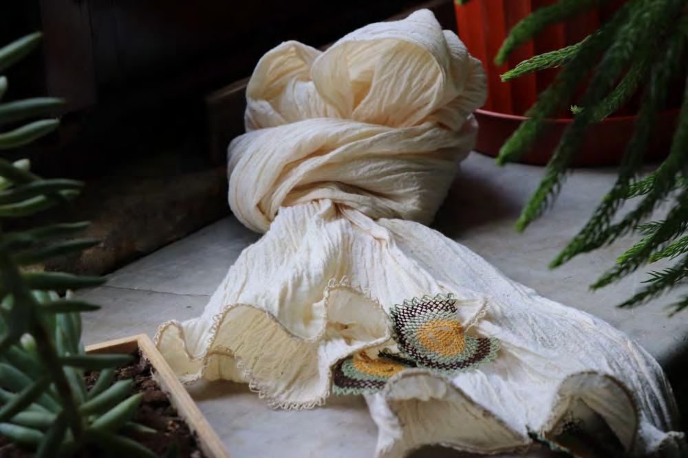 EFE OYALI ŞAL Yörede yoz bez olarak bilinen pamuklu Ödemiş dokumasından hazırlanan şalları, iğne oyası tekniğiyle
