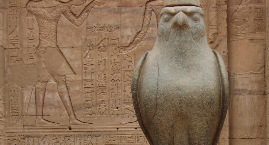 Turist kalabalığı içinde hiyeroglif yazılarını incelerken bir yandan da rehberin anlattıklarını dinliyoruz: Tanrı Horus Tapınağı, önce Thutmois III ün mimar rahip Imhotep e yaptırmış olduğu tapınağın